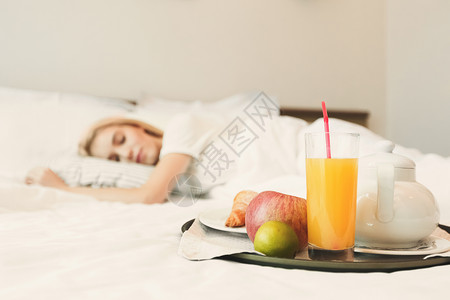 在睡觉妇女面前紧贴健康的早餐背景图片