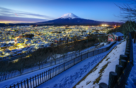 日本黄昏的富士山和富士吉田市高清图片