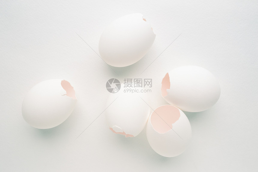 创意柔和的背景与白色背景上的白色蛋壳软图片