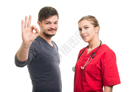 女医生和男病人在白色背景上表现出正确的手势图片