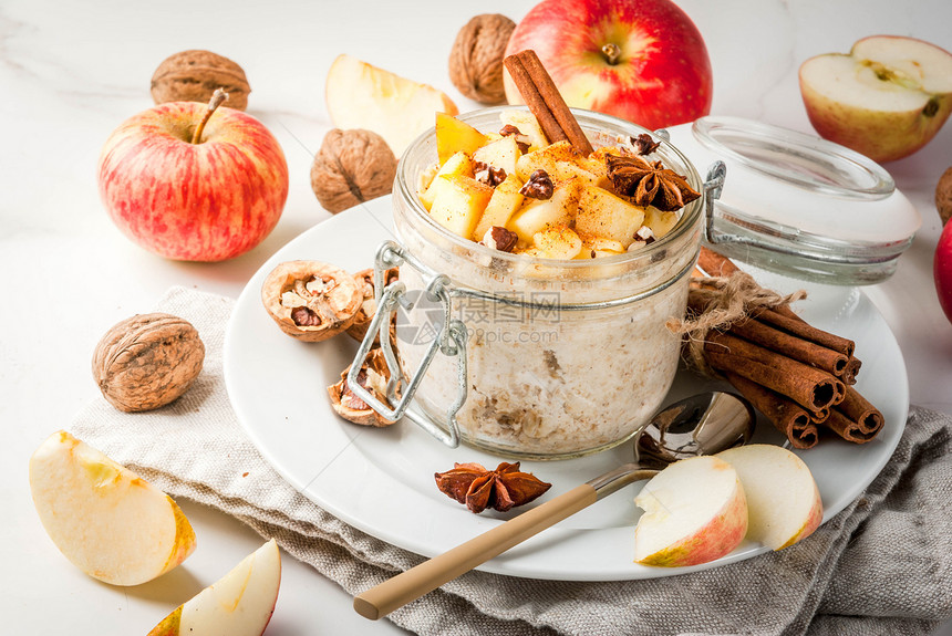 健康的素食膳食早餐或小吃苹果派隔夜燕麦图片