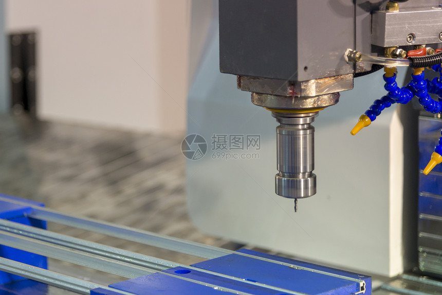 CNC碾磨机使用固态末期工具切割图片