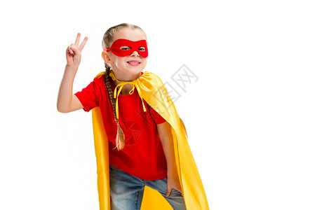 身穿黄色斗篷和红色面具的微笑女超人图片