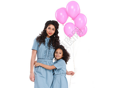 拥抱母亲和女儿用一堆粉红色的气球图片