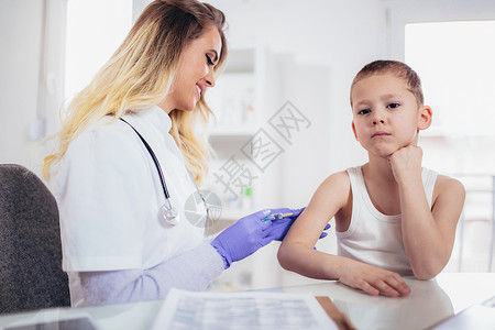 儿童接种疫苗的医生为图片