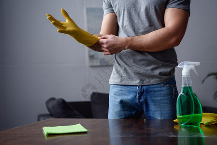 男子在清洁客厅时佩戴橡胶手图片
