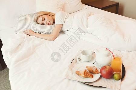妇女在健康早餐准备就绪时睡觉背景图片