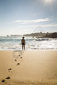 女人在孤单美丽的海滩图片
