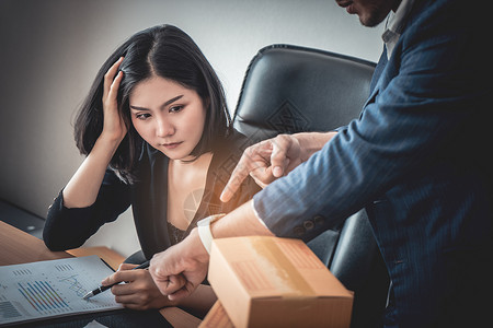 女公职妇女正在紧张地工作到最后期限图片