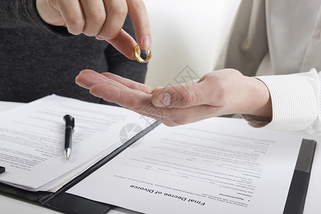 妻子丈夫签署离婚法令解散取消婚姻合法分居文件提交离婚文件或律师准备的婚前协背景图片