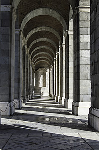 马德里皇宫的拱廊西班牙在垂直的白色灯光和阴影和半圆形拱门图片