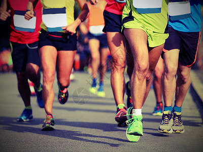 马拉松赛事终点的跑步者多腿长图片