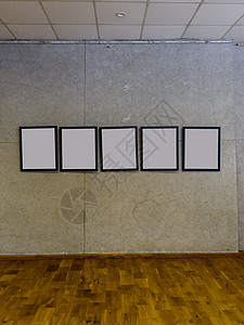 有混凝土墙和黑框空相框的展览厅图片