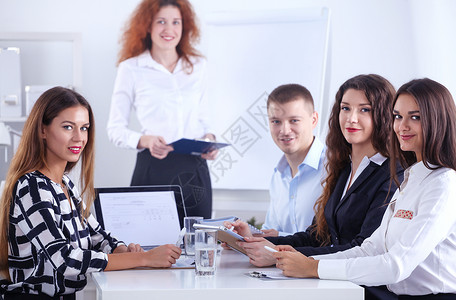 商务人士在办公室的商务会议上坐着图片