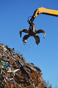 Cranegrabber在废铁垃圾堆中背景图片