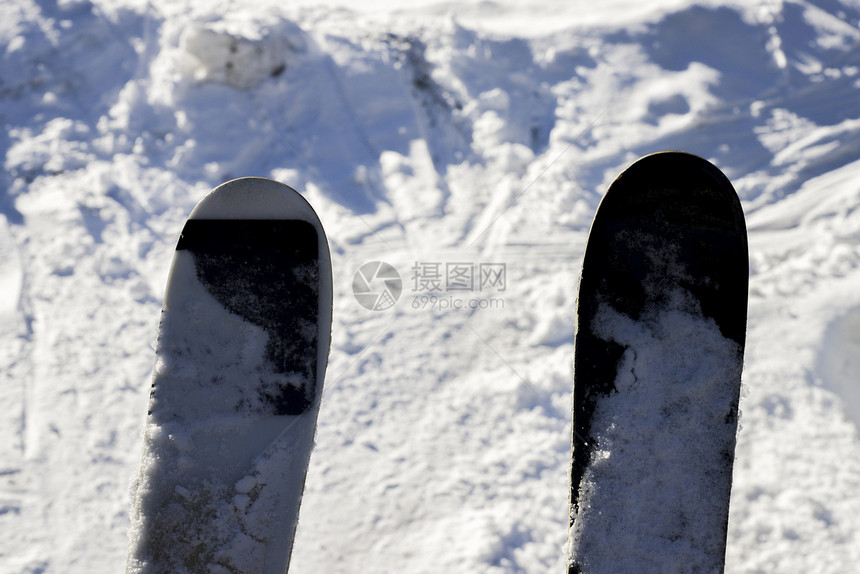 一对滑雪鞋在一辆椅子上向下仰望图片