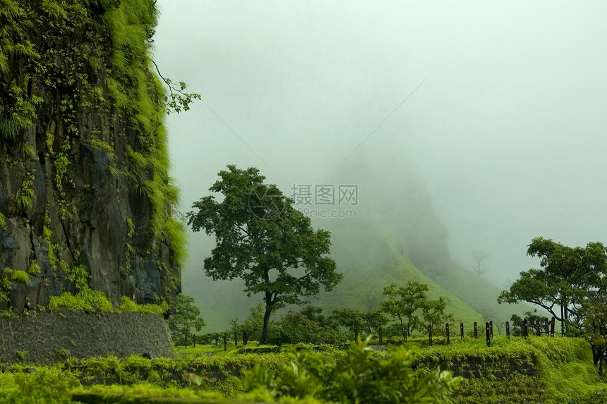 印度马哈拉施特拉邦Rajmachi村的Shrivardhan堡垒在雨中构成防御工事的堡垒之一图片