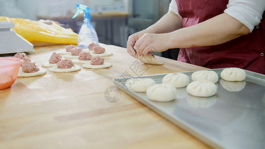 鲜肉馅饼在托盘上由图片