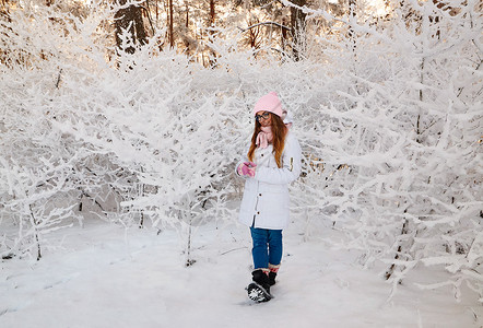 冬天森林中的女孩树枝有图片