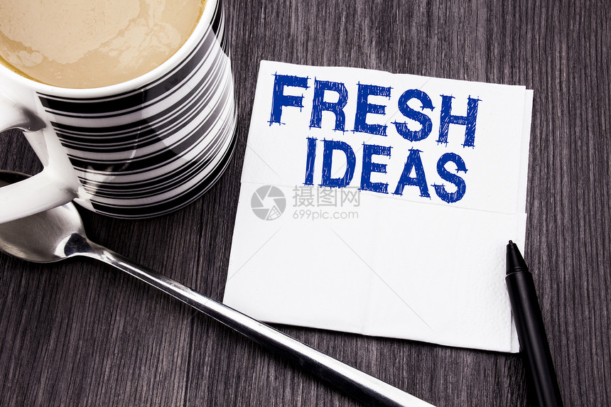 显示新鲜想法的手写文本思考灵感激发创造力的商业概念写在木背景的薄纸手帕上用记号笔和咖啡图片