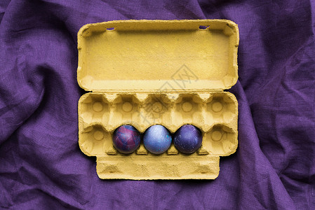 3个复活节鸡蛋装在纺织图片