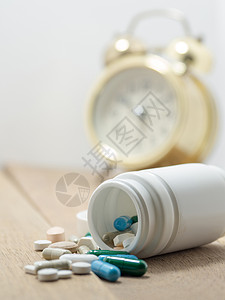 五彩的药物和胶囊放在木桌上特写我们反对药物图片