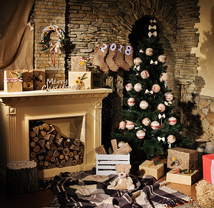 圣诞现场树礼和壁炉背景的圣图片