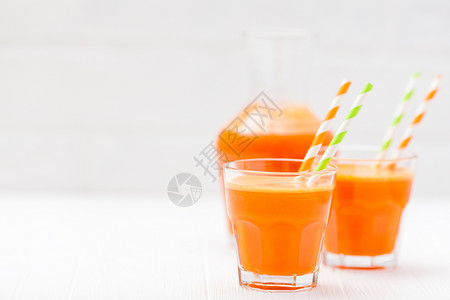 胡萝卜汁在漂亮的眼镜图片