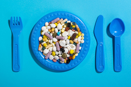 儿童餐具盘里装满了丰富多彩的药丸图片