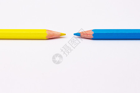 黄色和蓝色的两支铅笔象征着相反图片