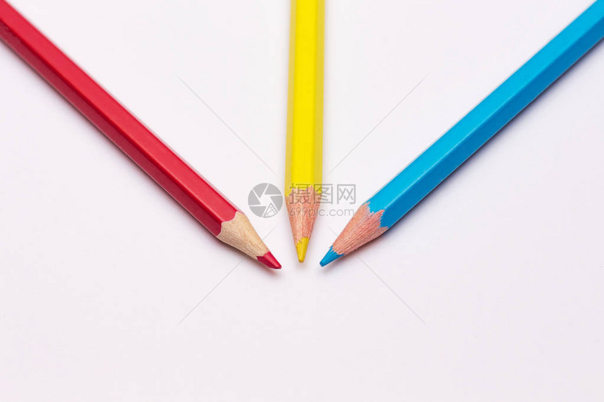 三支黄红和蓝的铅图片