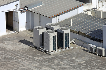 屋顶有通风扇的空调图片