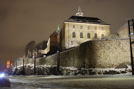挪威奥斯陆的阿克斯胡要塞冬天的夜景挪威奥斯陆的阿图片