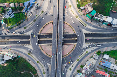 交通十字路口城市道路的空中观察图片