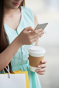 妇女阅读短信和喝咖啡图片