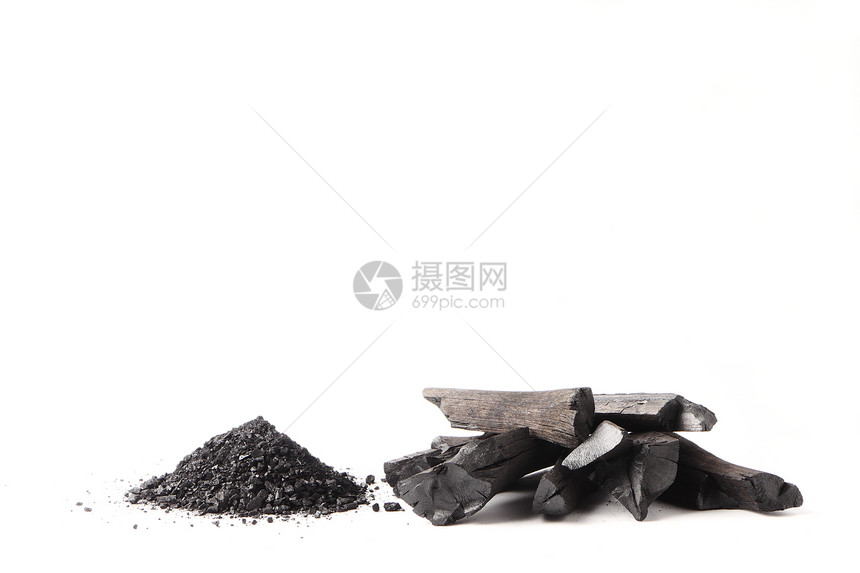 白色背景上的木炭和粉末活碳图片