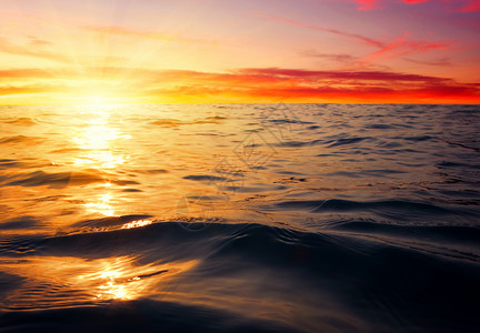 蓝色的大海和日落的太阳图片