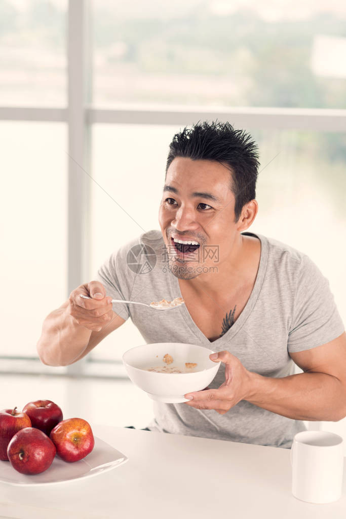 亚洲人早餐享用美味的麦片图片