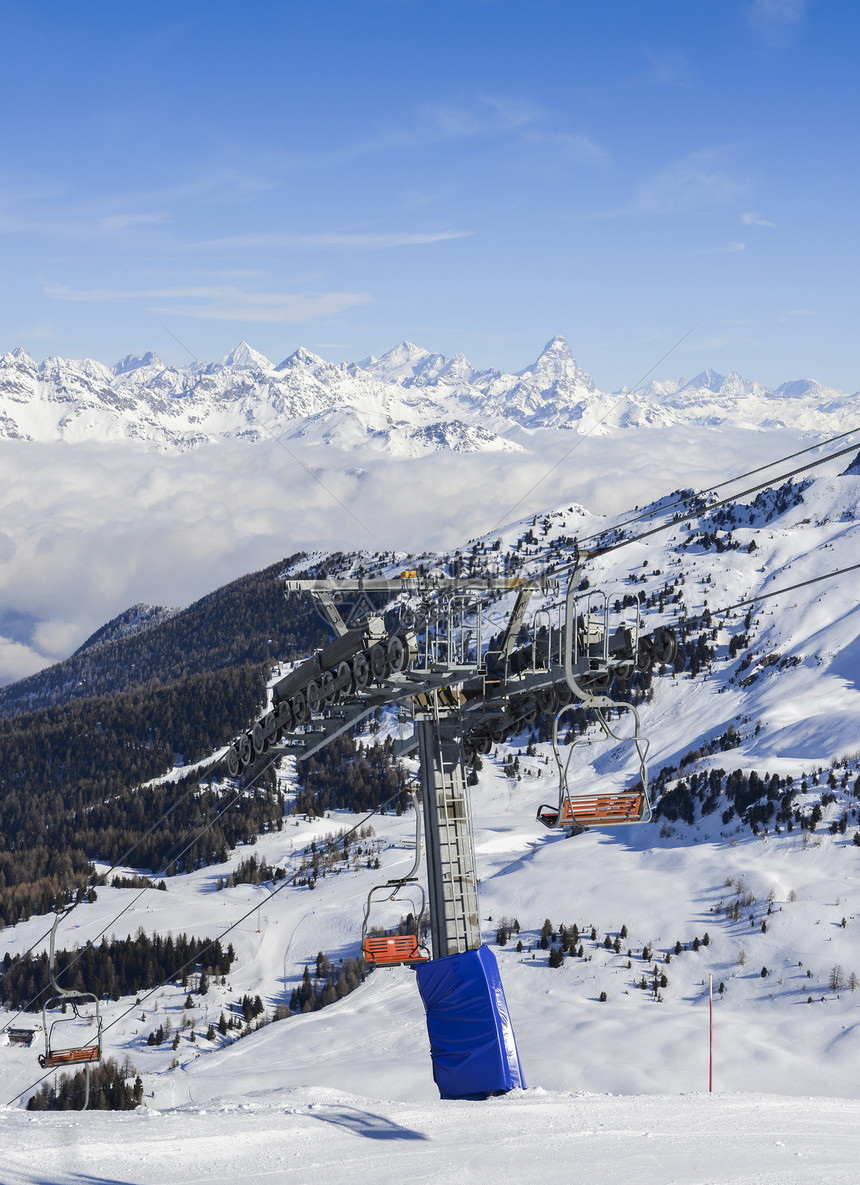 冬季在意大利瓦莱德奥斯塔的皮拉度假胜地Pila游滑雪场上大宽广和精心培育的全景向北看的是瑞士及其标志My图片