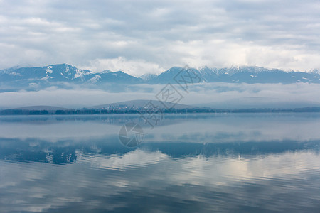 山中湖泊和雾的早晨景观图片