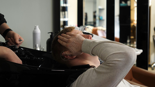 男子在理发店或美发店图片