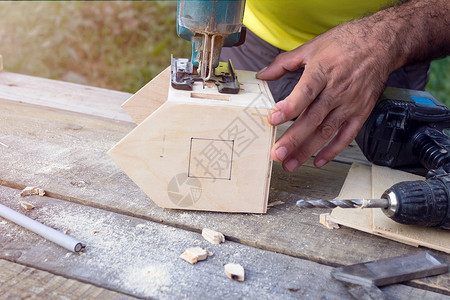 木匠用木头做一个小屋与支图片