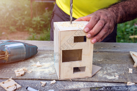 木匠用木头做小屋用钻头工作工艺图片