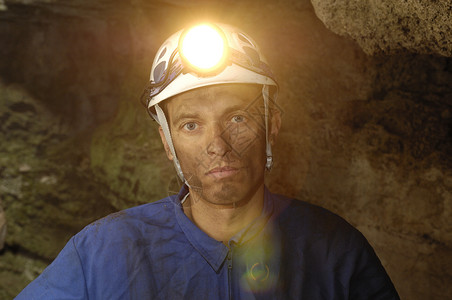 矿井内矿工的画像图片