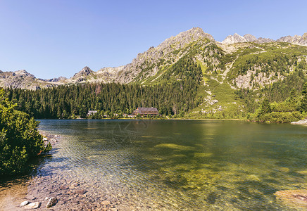 山地风景有一个湖和一个旅游店在斯洛伐克塔特拉山图片
