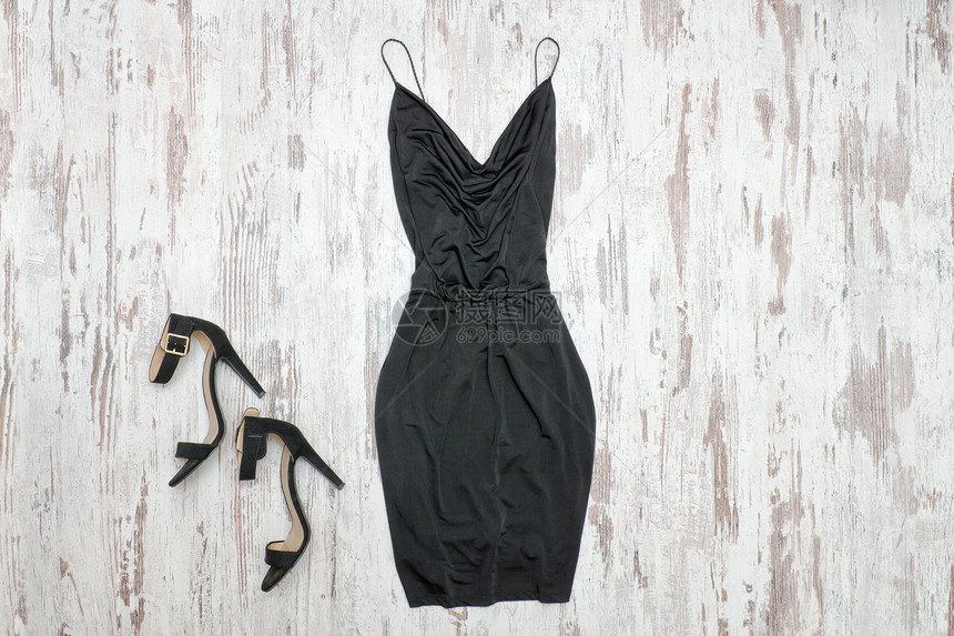 黑色小裙子和鞋子木质背图片