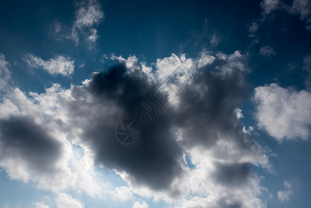 有暗示性云彩的天空背景图片
