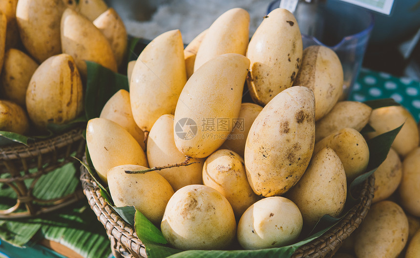 亚洲市场货架上的成熟芒果特写热带水果和健康的生活方式芒果和其他图片