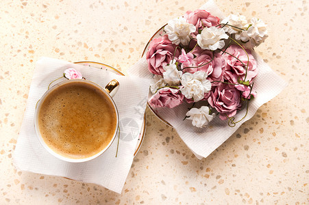 咖啡含装饰粉红玫瑰的图片