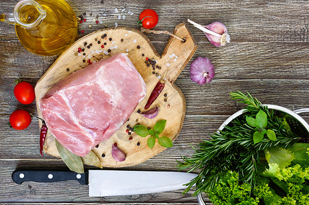生肉一大块猪肉还有香料和盐在木制餐图片